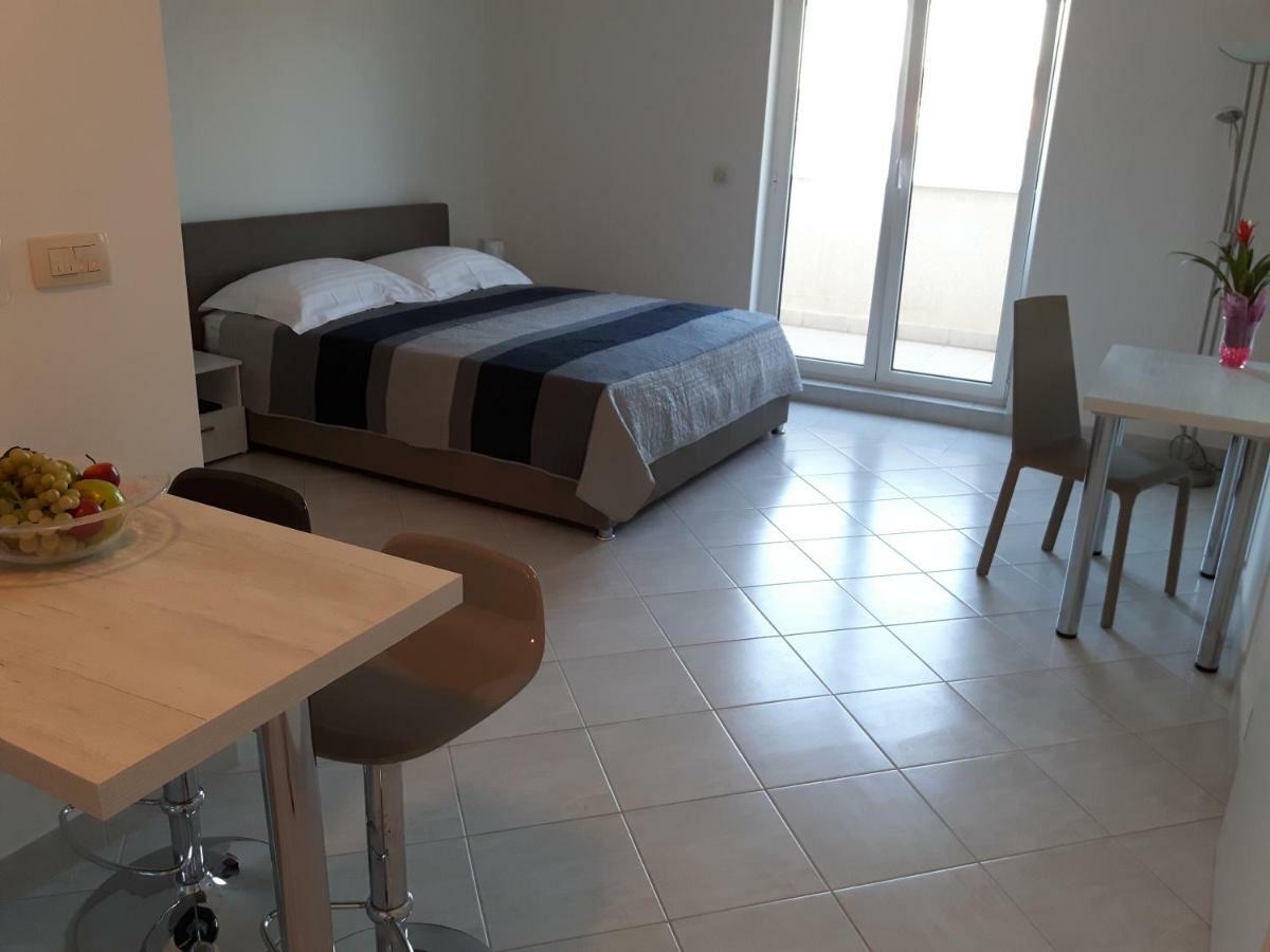 Apartments Nika Trogir Exterior foto